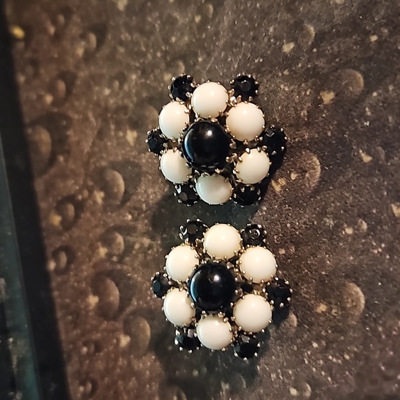 Vintage Albert Weiss Glass Clip Earrings Floral-Inspired Pattern Black/White OS - Picture 3 of 3